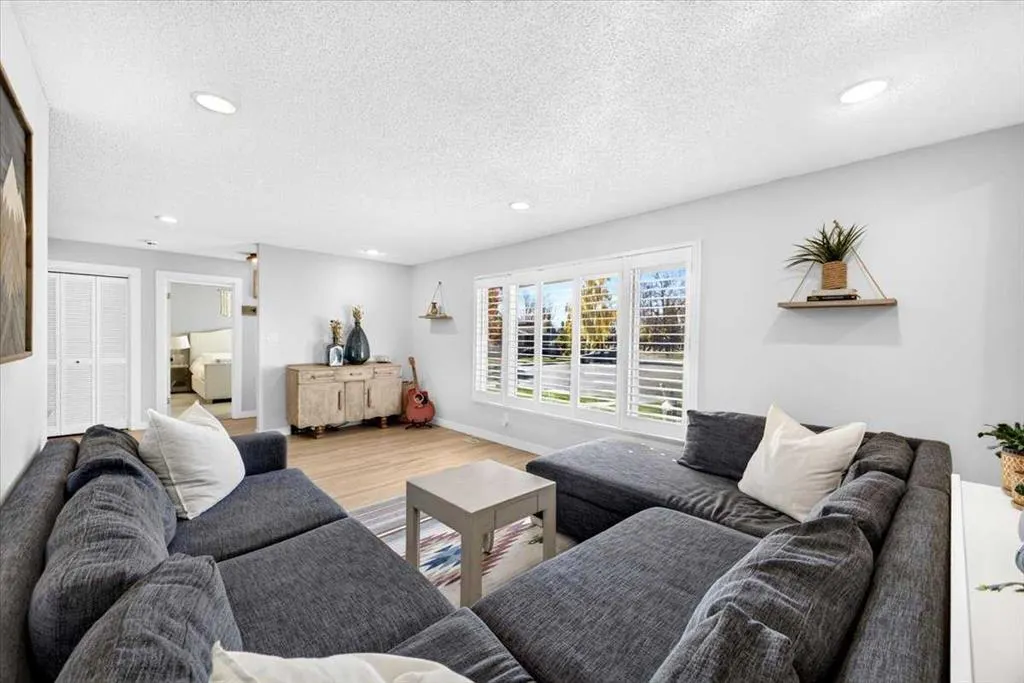 36 Lake Lucerne Close SE