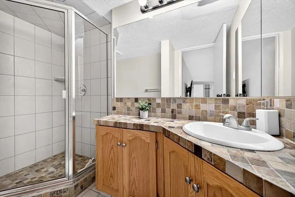 36 Lake Lucerne Close SE