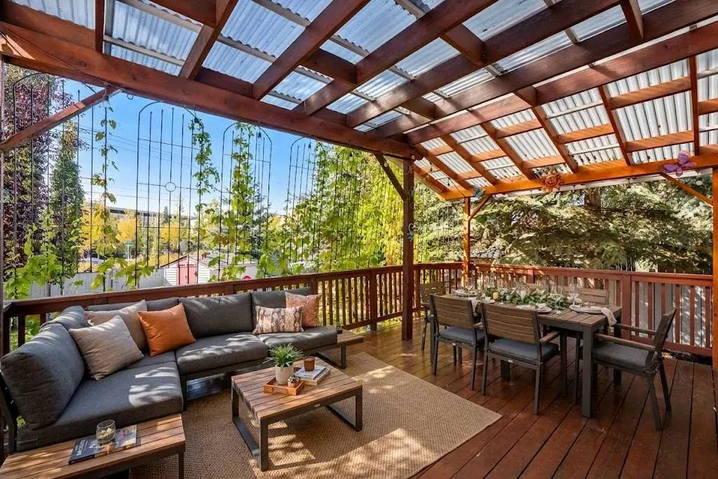 196 River Rock Crescent SE