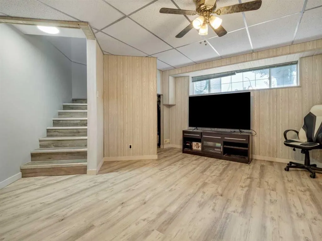 204 Mt Rundle Road W