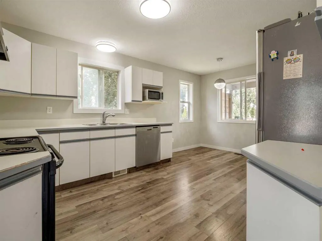 204 Mt Rundle Road W