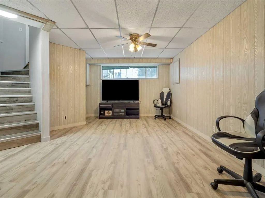204 Mt Rundle Road W