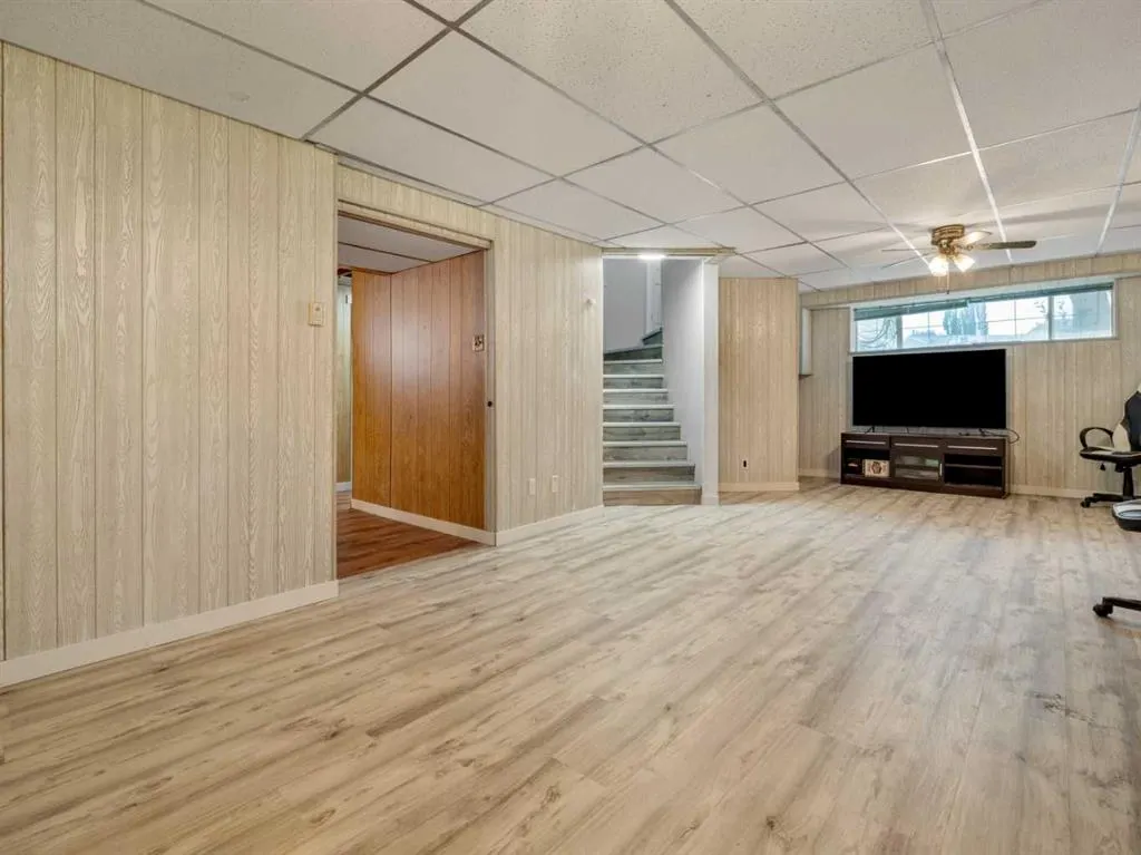 204 Mt Rundle Road W