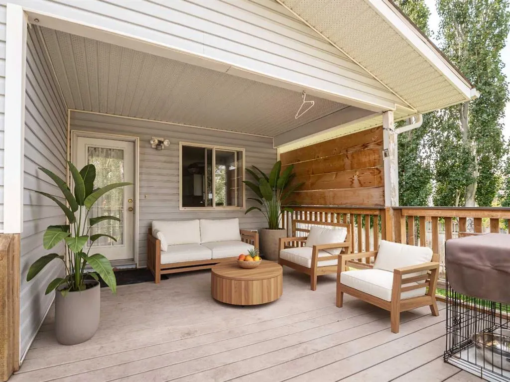 204 Mt Rundle Road W