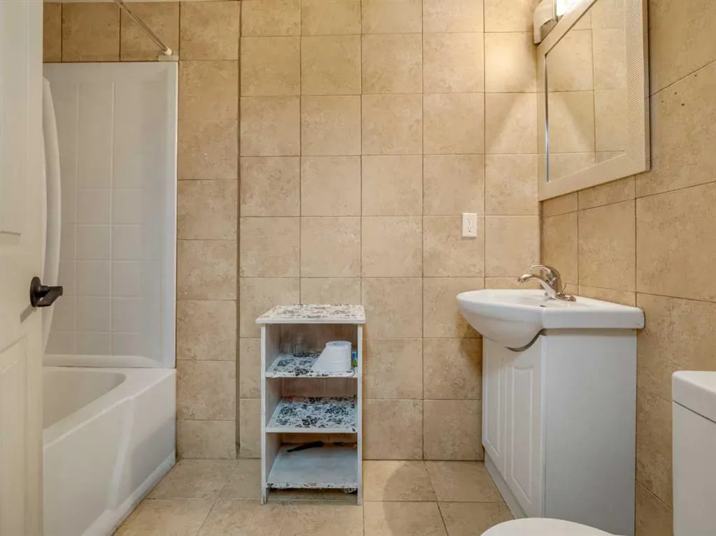 204 Mt Rundle Road W