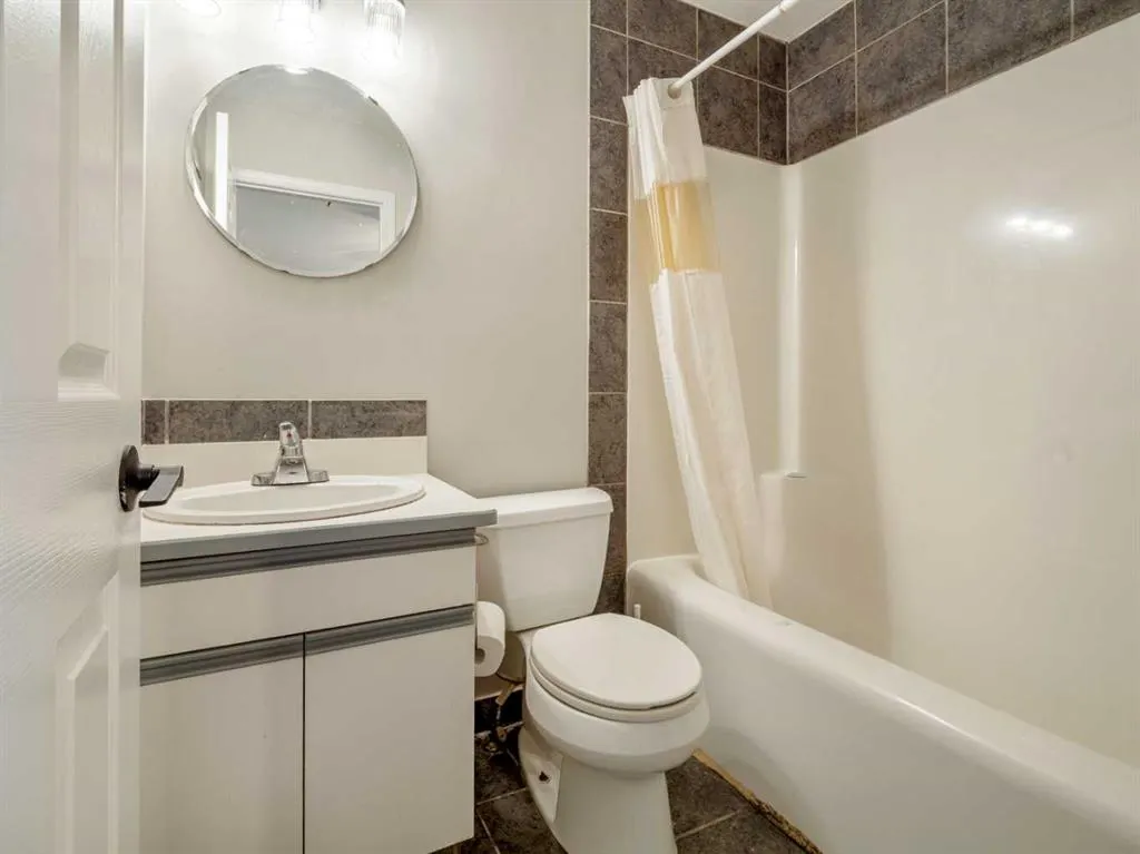 204 Mt Rundle Road W