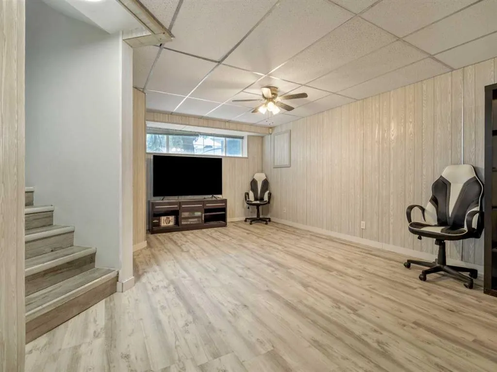 204 Mt Rundle Road W