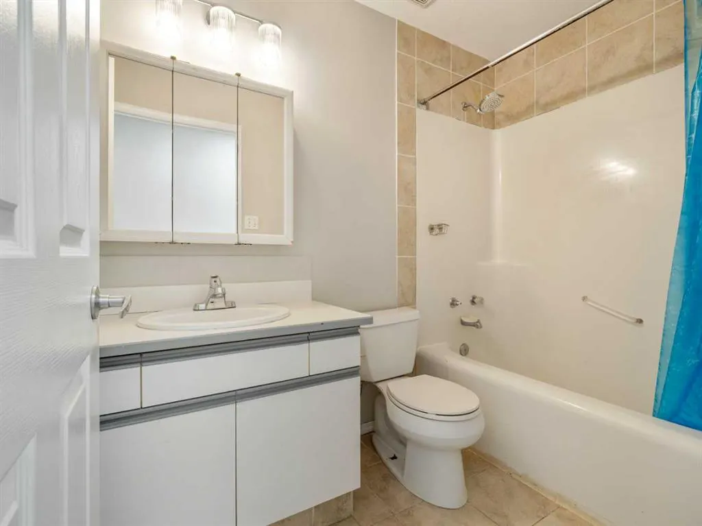 204 Mt Rundle Road W