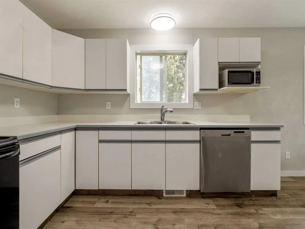 204 Mt Rundle Road W