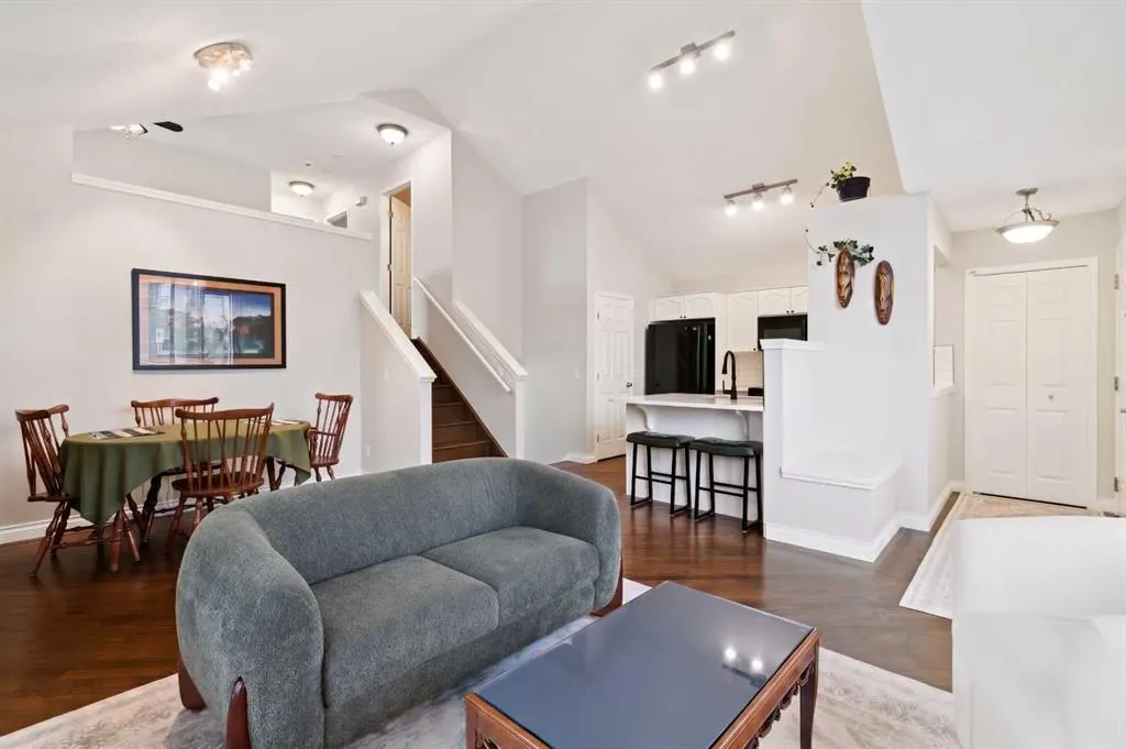 108 Elgin Manor SE