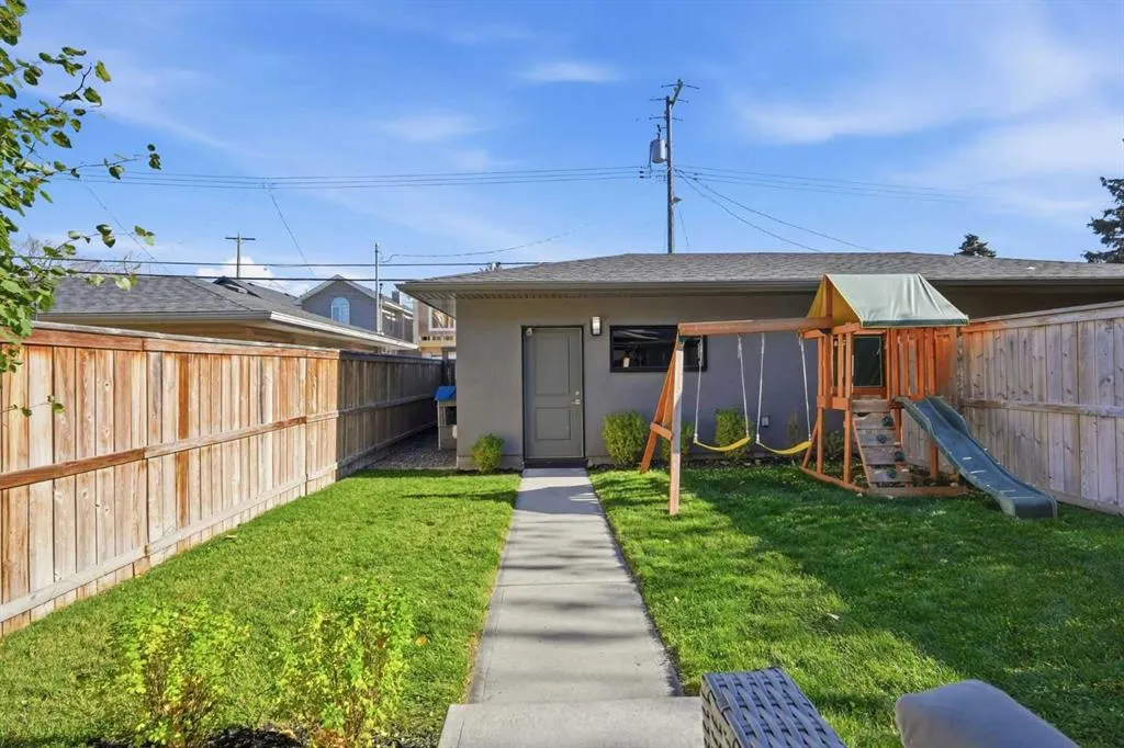 2208 32 Street SW