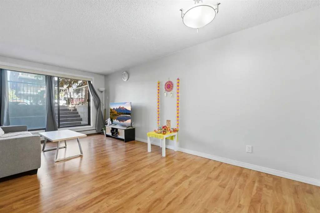 611 67 Avenue SW #102
