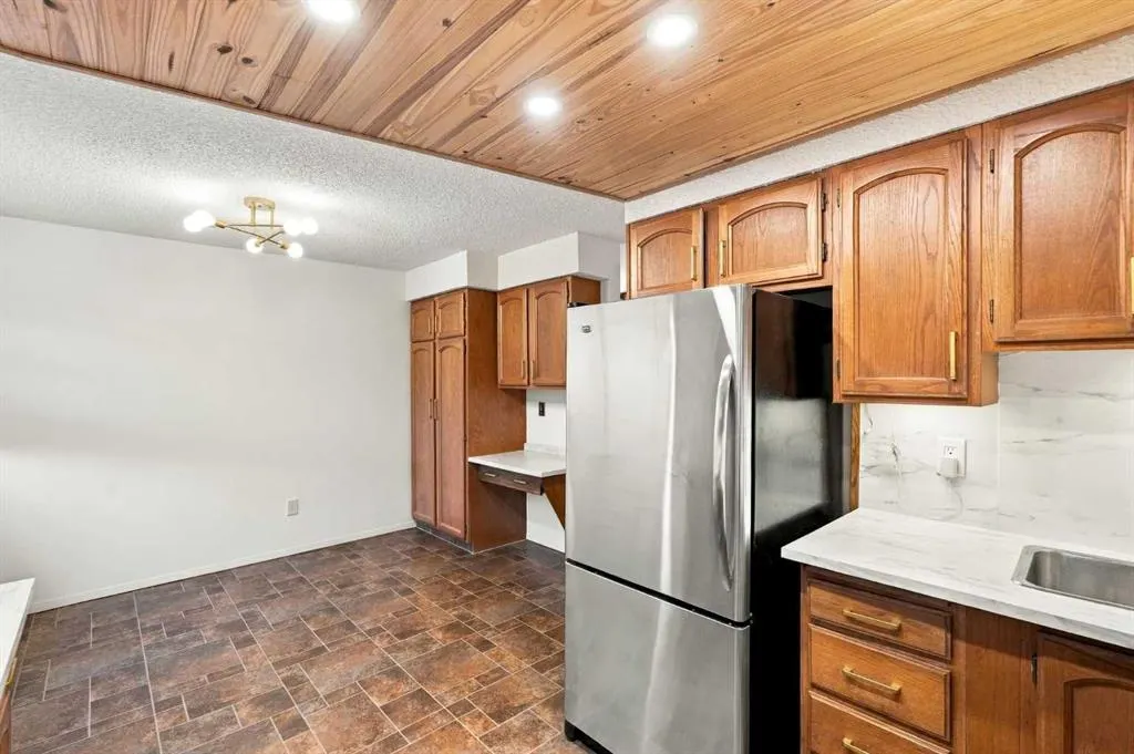 69 Glamis Gardens SW