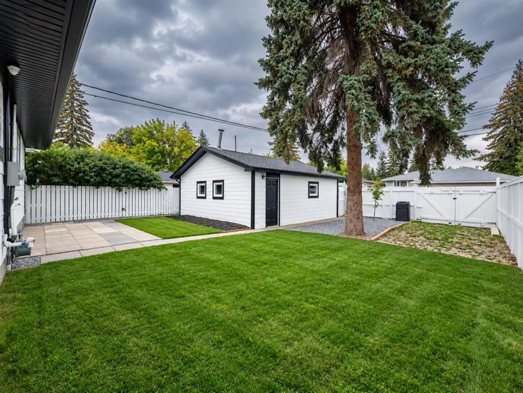 808 Avonlea Place SE