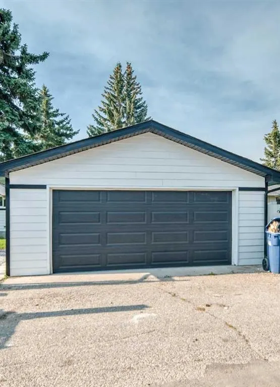 808 Avonlea Place SE