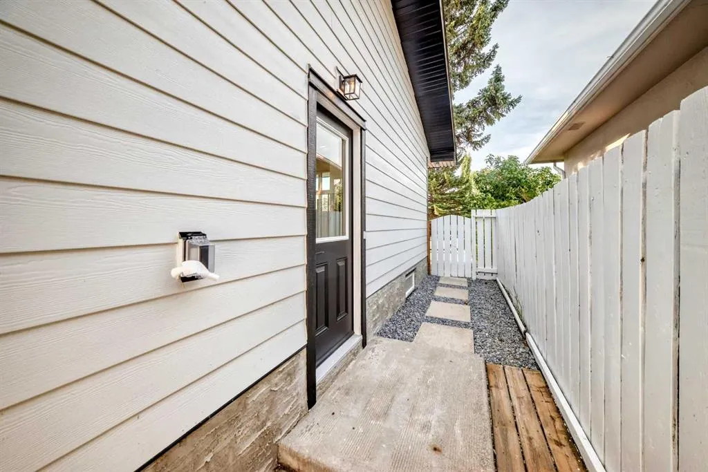 808 Avonlea Place SE