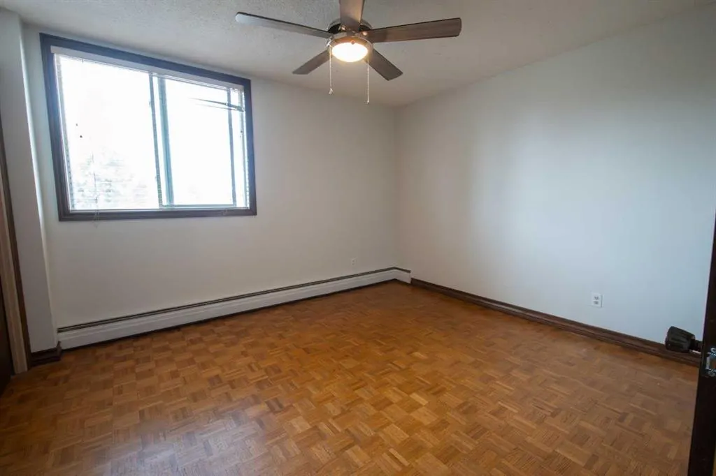 512 Cedar Crescent SW #201