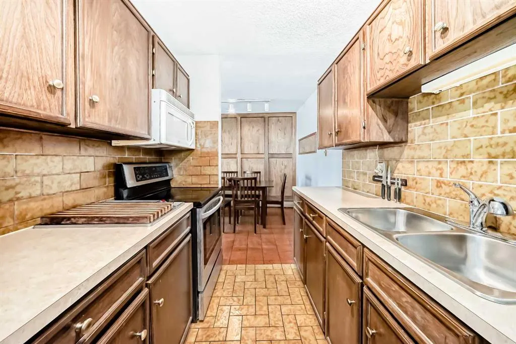512 Cedar Crescent SW #201
