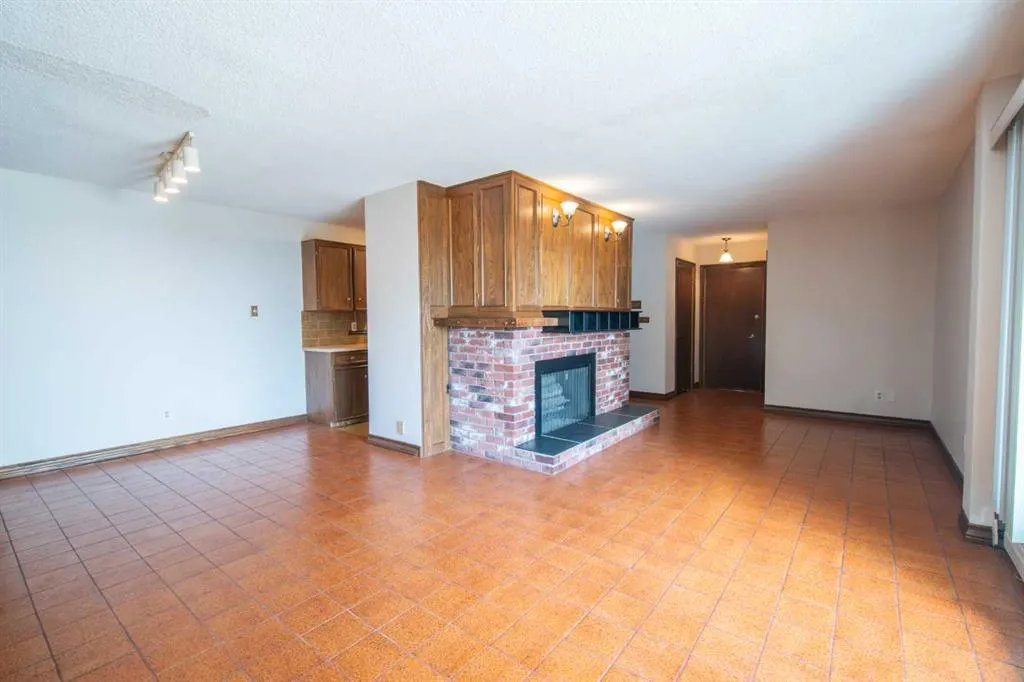 512 Cedar Crescent SW #201