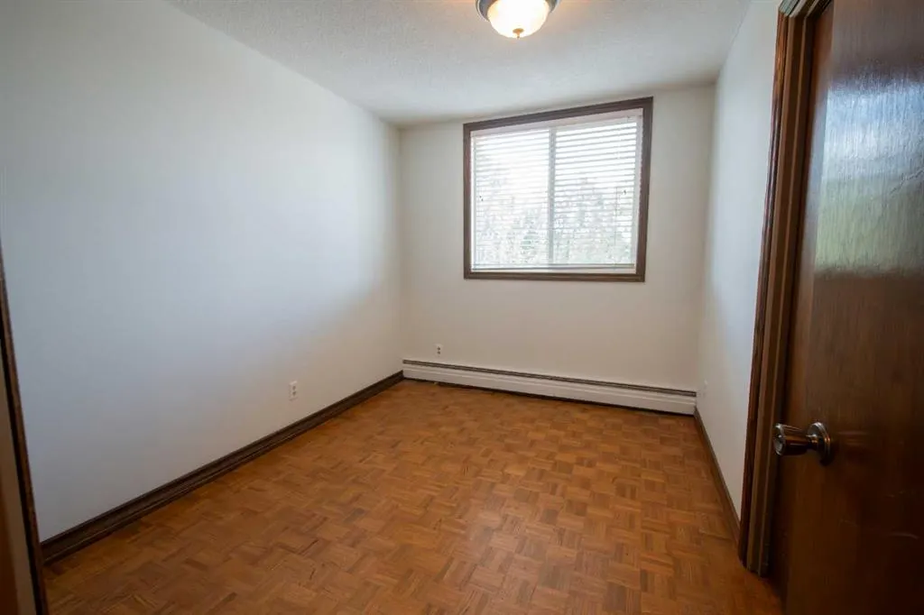 512 Cedar Crescent SW #201