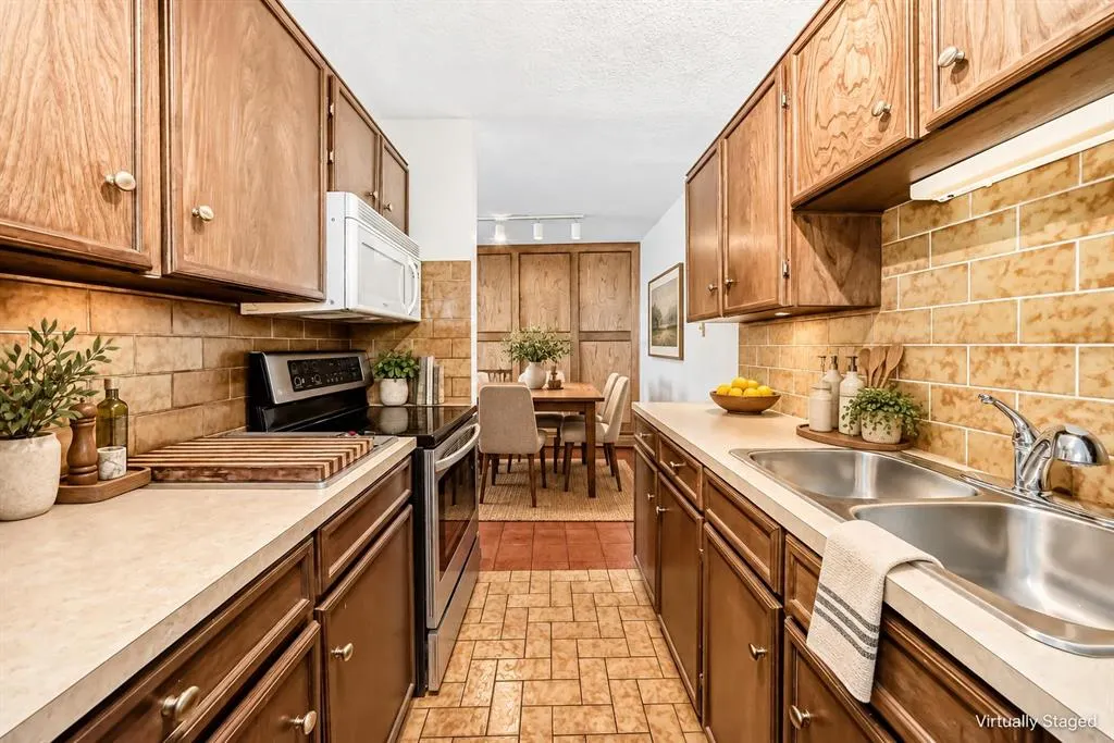 512 Cedar Crescent SW #201