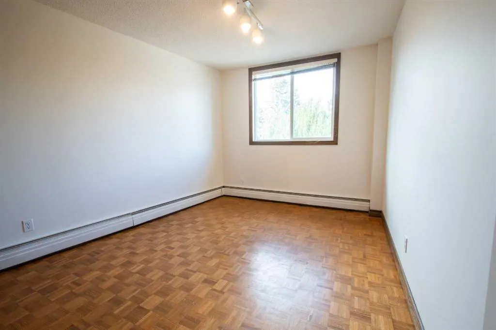 512 Cedar Crescent SW #201
