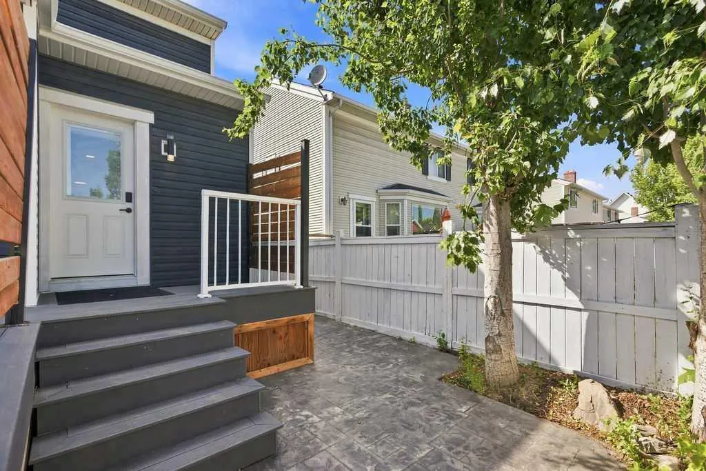 87 Couture Crescent SW
