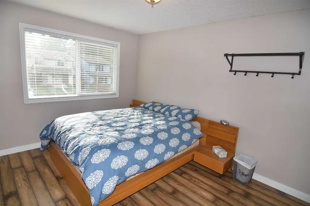 100 Coach Manor Rise SW