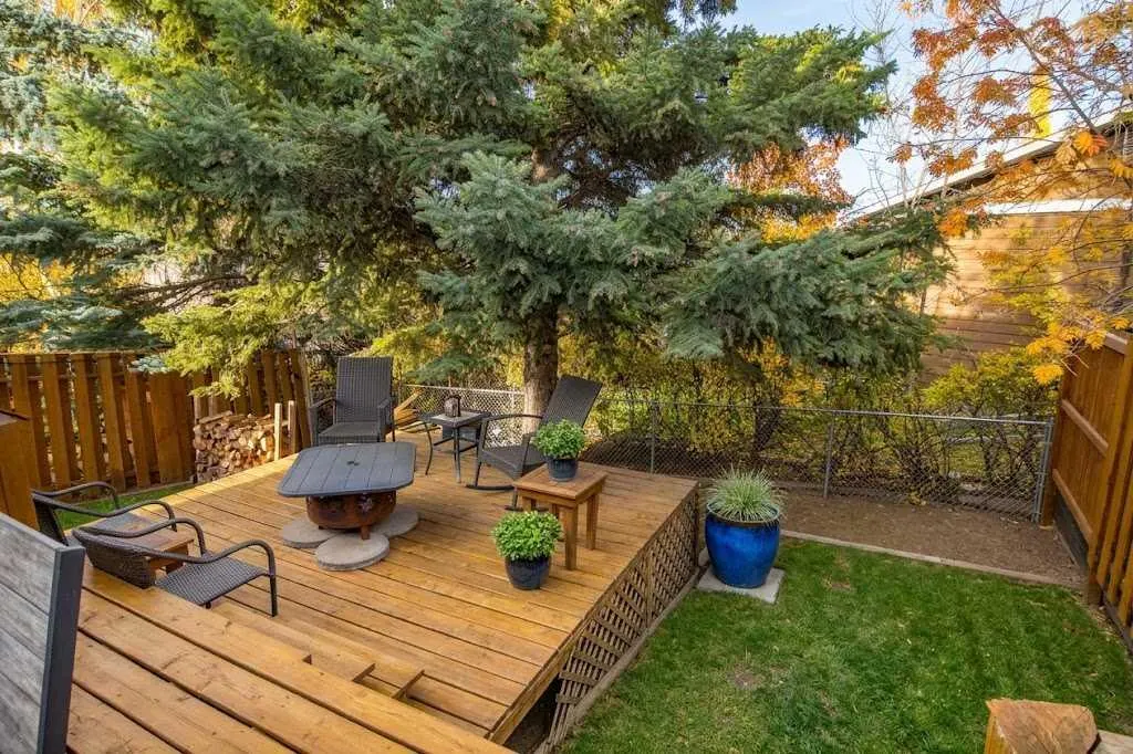 100 Coach Manor Rise SW