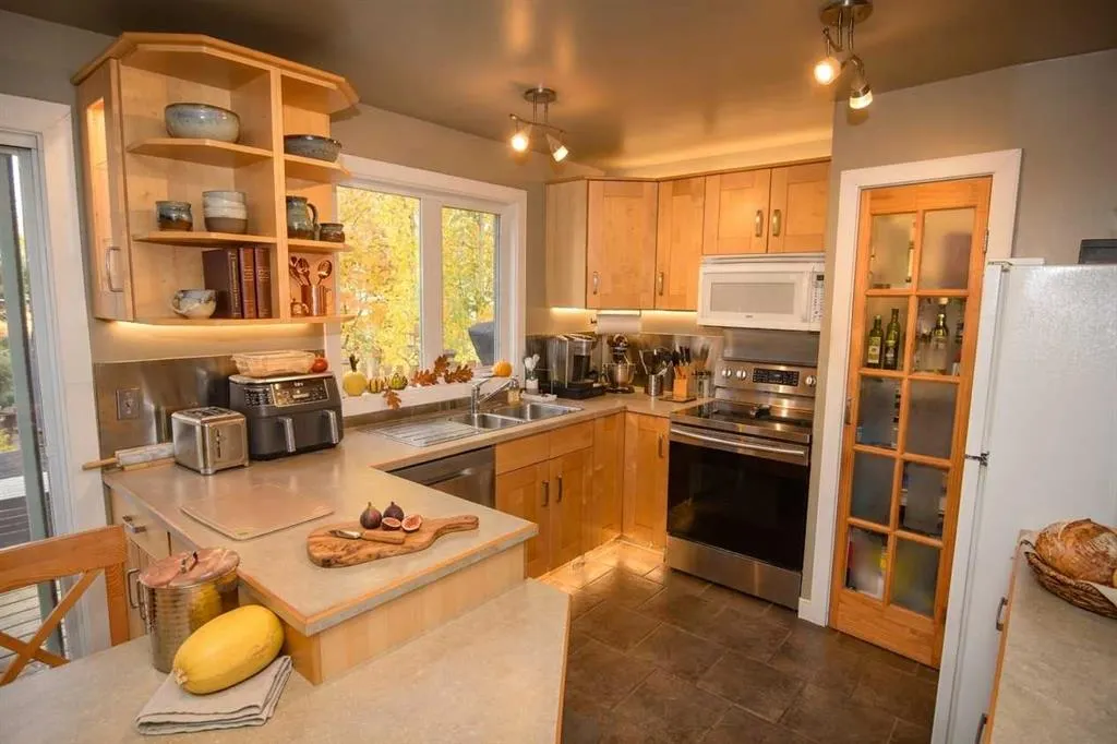 100 Coach Manor Rise SW