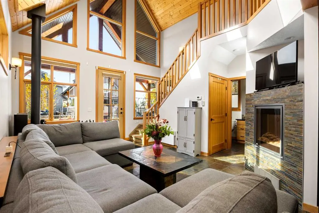 233 Cottage Club Crescent