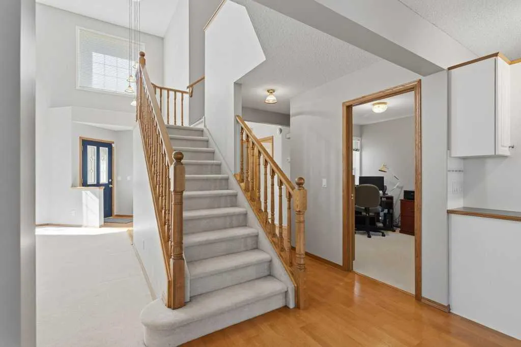 128 Douglas Ridge Close SE