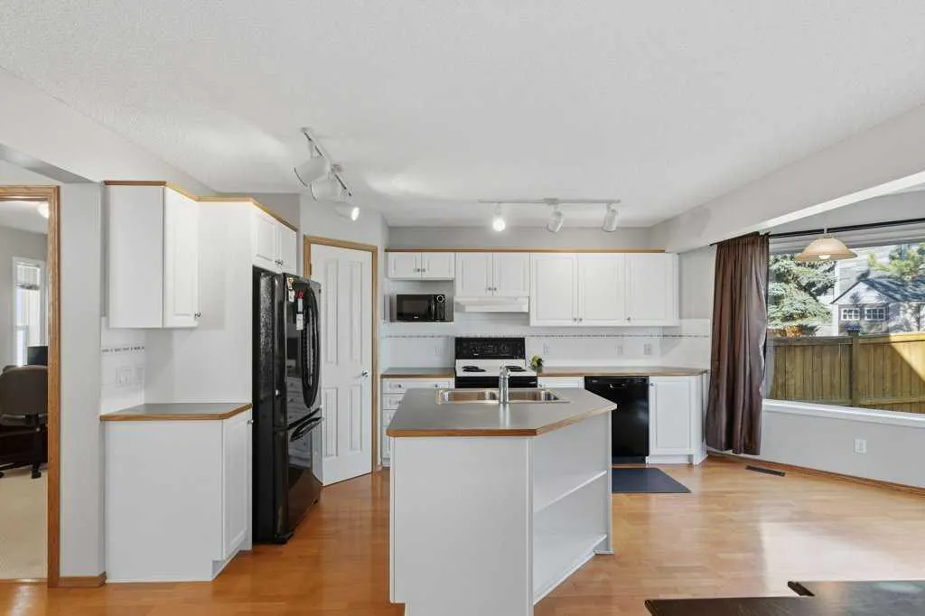 128 Douglas Ridge Close SE