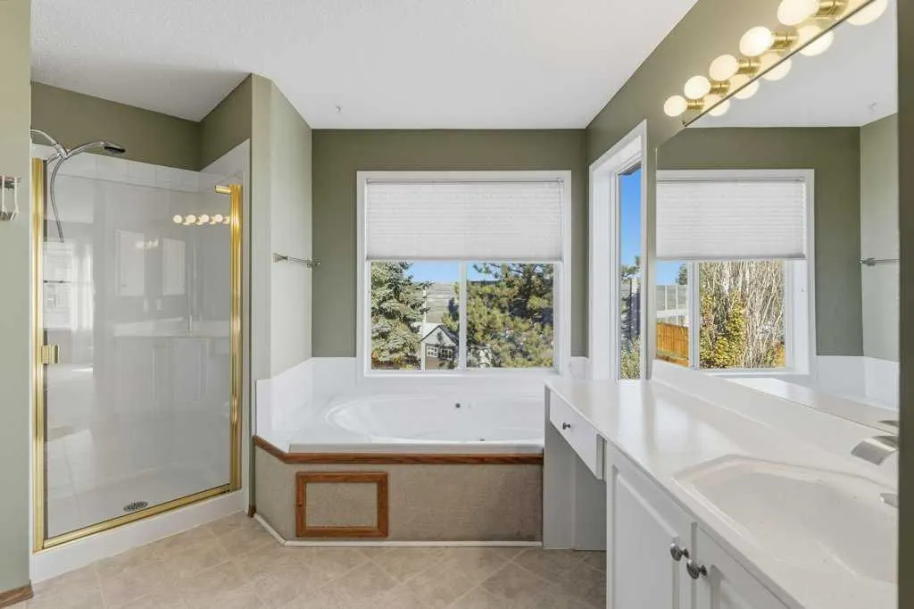 128 Douglas Ridge Close SE