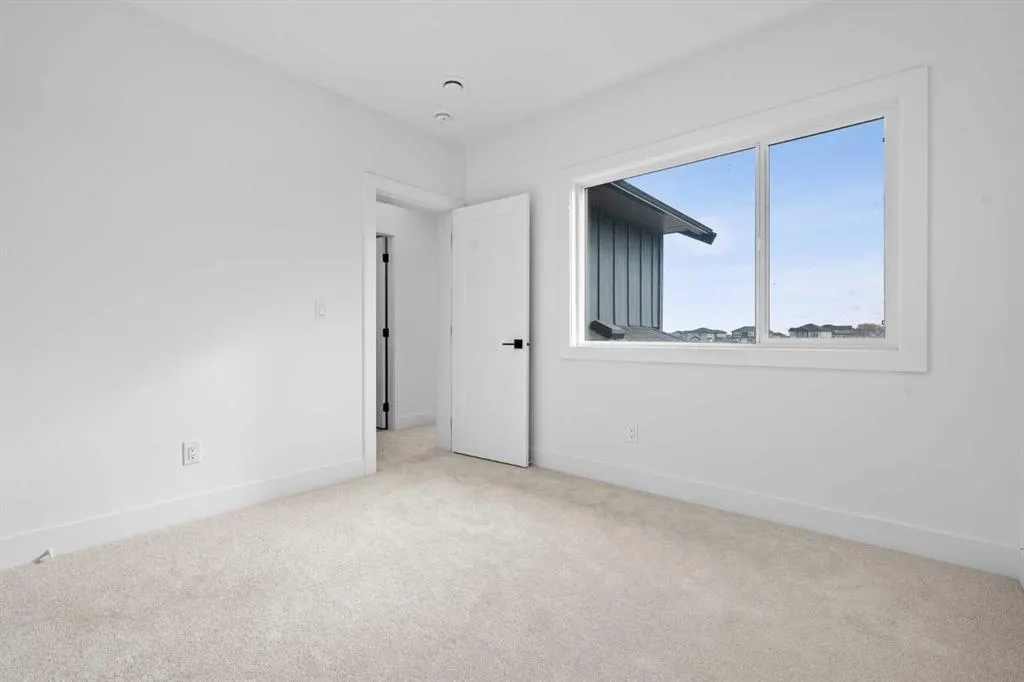 4 Strathmore Lakes Point