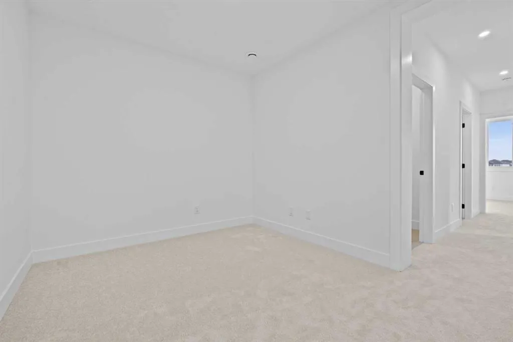 4 Strathmore Lakes Point