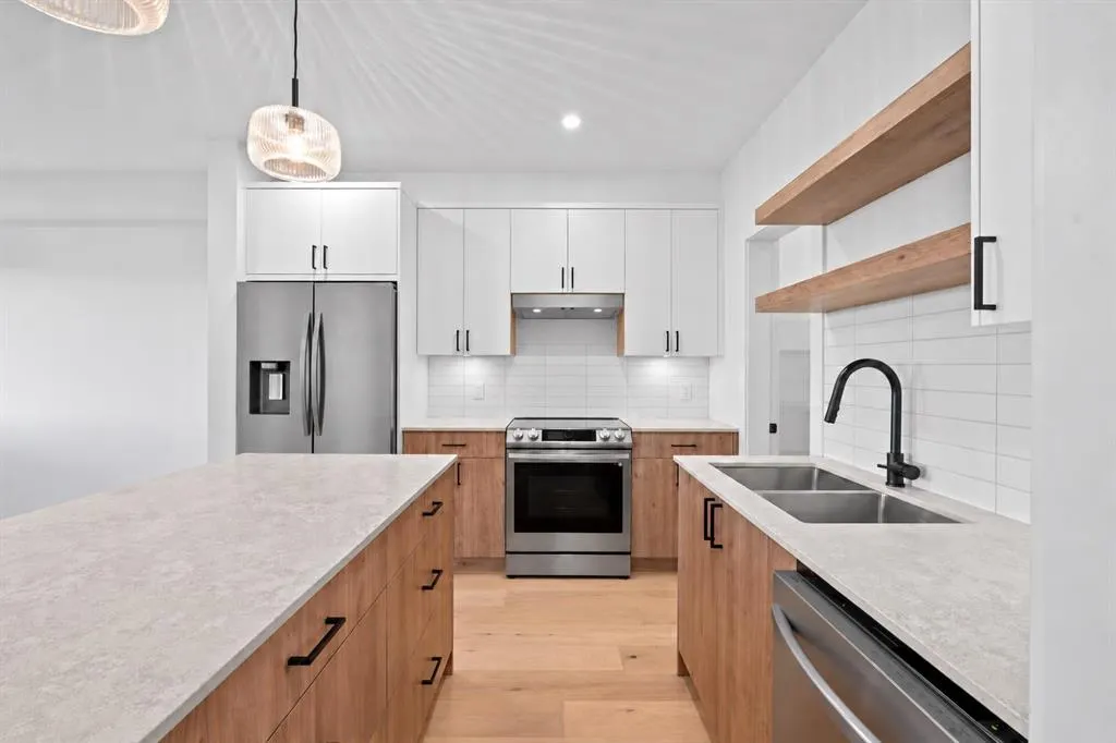 4 Strathmore Lakes Point