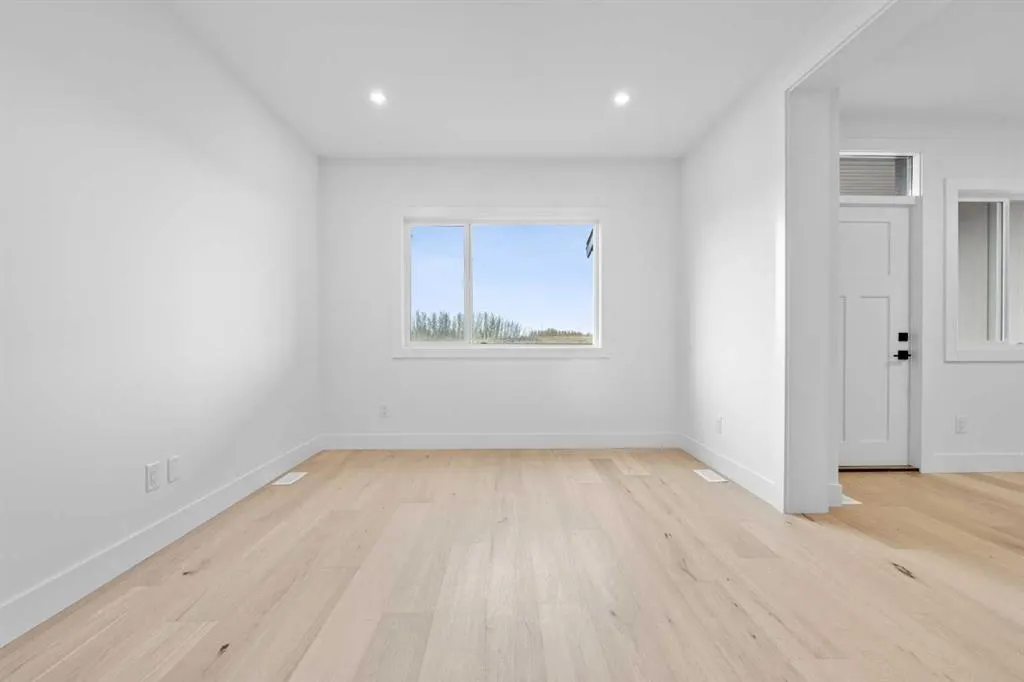 4 Strathmore Lakes Point