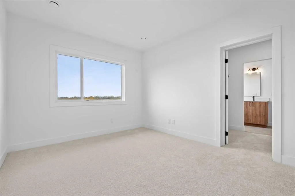 4 Strathmore Lakes Point