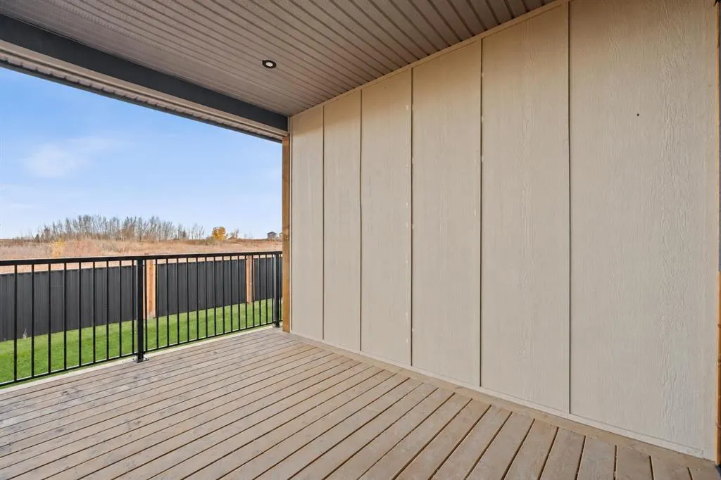 4 Strathmore Lakes Point