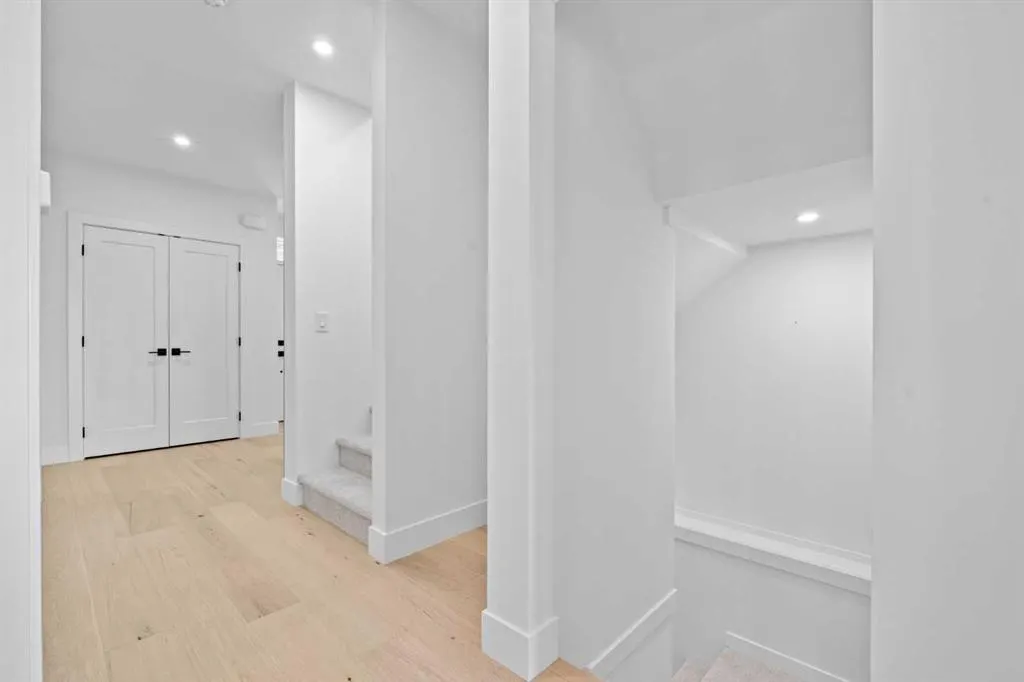 4 Strathmore Lakes Point