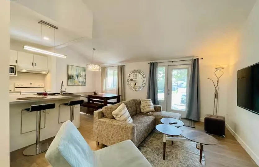 830 Columbia Boulevard W