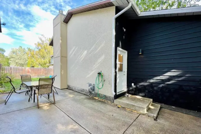 830 Columbia Boulevard W