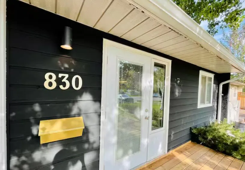 830 Columbia Boulevard W