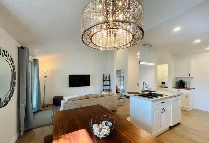 830 Columbia Boulevard W