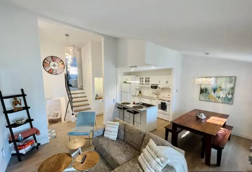 830 Columbia Boulevard W