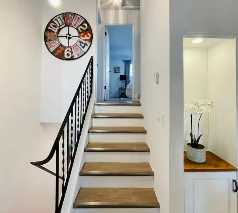 830 Columbia Boulevard W