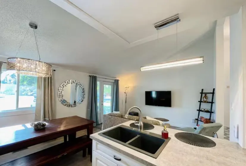 830 Columbia Boulevard W
