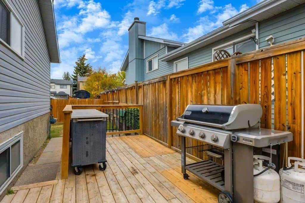 228 Deer Ridge Place SE