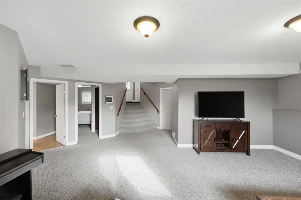 272 Jennings Crescent